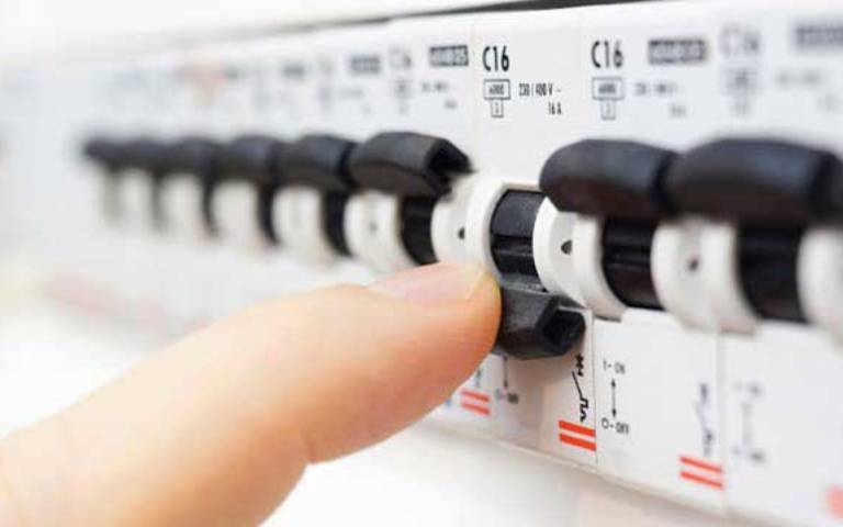 چرا فیوز بعد از روشن شدن جاروبرقی میپرد
