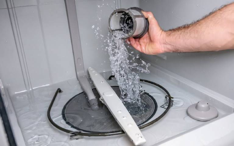 تخلیه نشدن آب ماشین ظرفشویی به دلیل مسدودی فیلتر