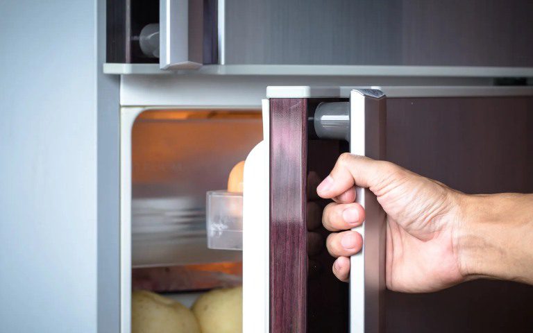 داغ شدن لاستیک درب یخچال به دلیل باز و بسته شدن زیاد درب